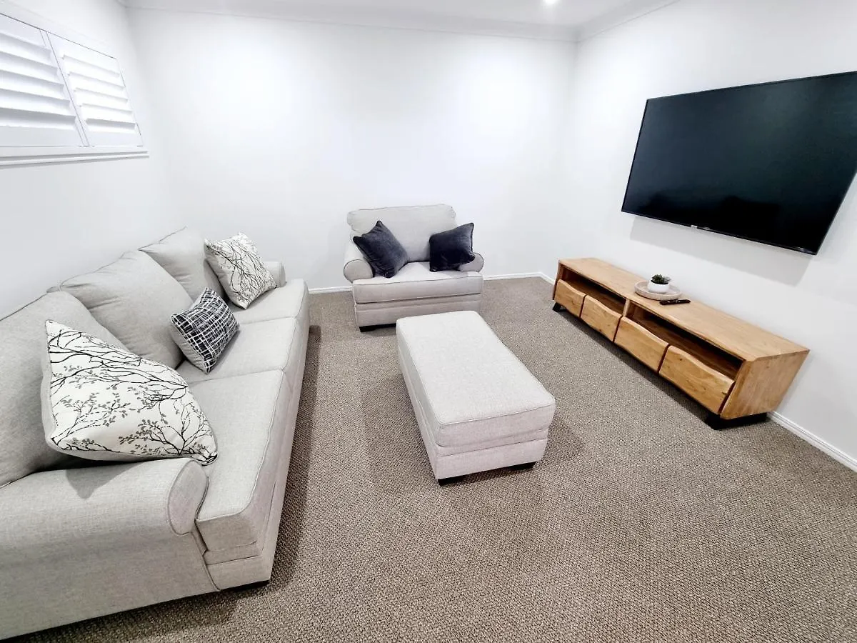 Large And Private Executive Home - Secure Parking For Boats Hervey Bay